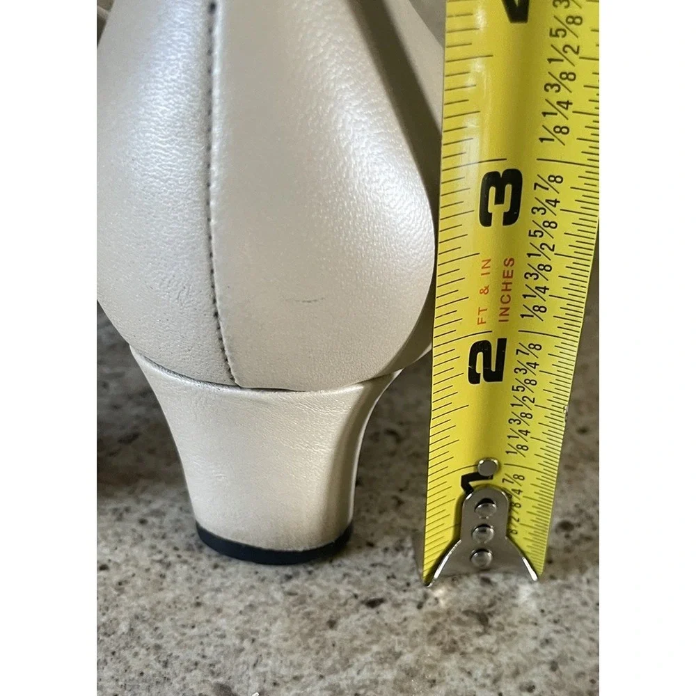 Trotters Womens Beige Leather Low Pump w/1.75
